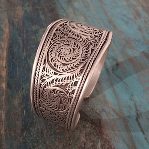 Beautyful Bangle from Nepal with excellent filigree Work