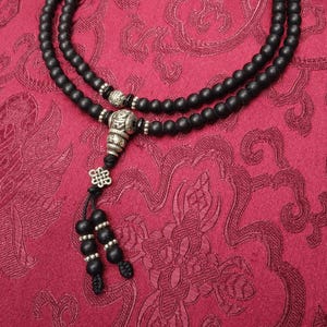 Einmalig schöne Shilajit Mala aus dem Himalaya mit Mantra für endlose Liebe