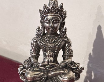 Wunderschöner silber Amitayus für langes Leben, Miniatur Buddha Statue aus Nepal