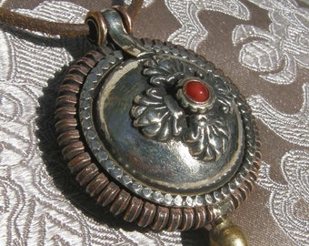 Tolles tibet. Amulett GAU aus NEPAL mit Dorje, Silber, Kupfer + Koralle