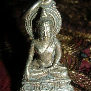 Tibet. Miniatur Buddha-Statue / Amulett in SILBER