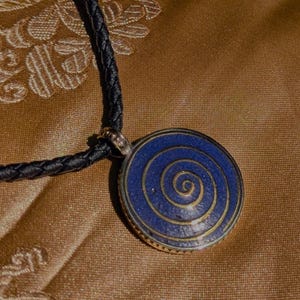 Beautiful amulet pendant Nepal spiral snail in lapis lazuli