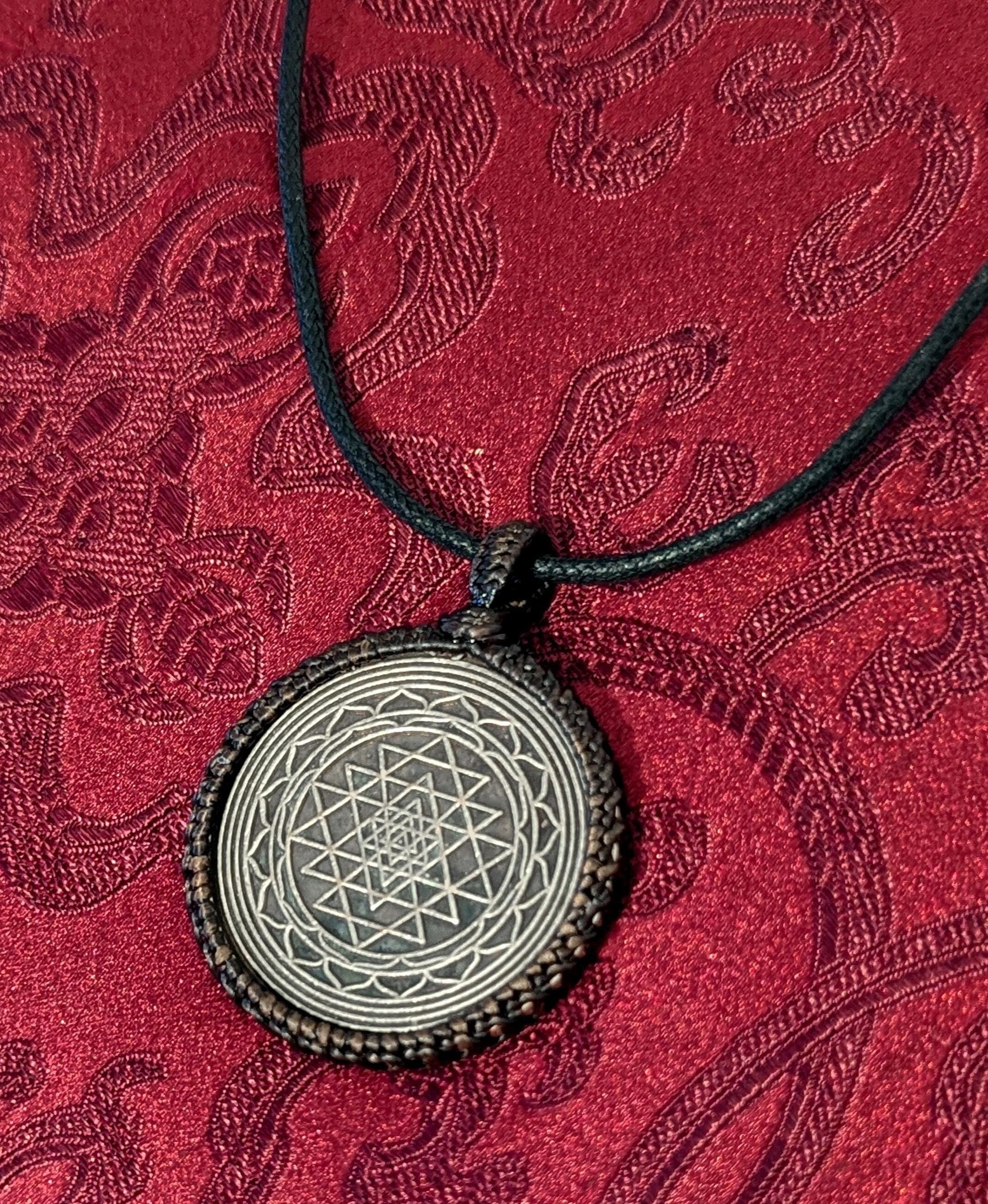 Sehr schönes feines Sri Yantra Mandala AMULETT - Anhänger aus Nepal