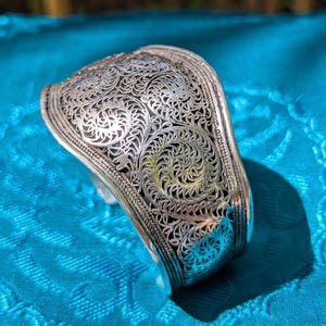 Bellissimo bracciale largo in argento tibetano proveniente dal Nepal, lavorato a mano con cura.