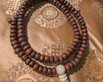 Dreamlike Tibetan MALA prayer beads made from Bodhi seeds and counter "Endless Knot"