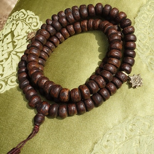 Donkere Tibetaanse Mala Bodhi zaden uit Swayambhunath Nepal + Toonbank 103 cm