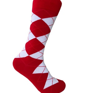 Könnte beinhalten: Rote und weiße Argyle-Muster-Socken. Die Socken sind aus einem weichen, bequemen Material gefertigt und perfekt, um jedem Outfit einen Hauch von Stil zu verleihen.