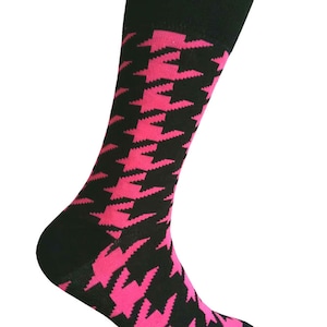 Men&#39;s Black with Bright Pink Houndstooth Pattern Mid-calf Dress Socks