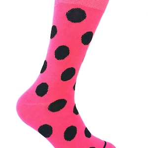 Men&#39;s Bright Pink With Black Polka Dots Dress Socks
