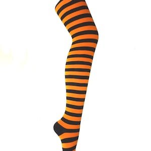 Peut inclure: Collants rayés noirs et orange. Les collants sont opaques et présentent un motif de rayures horizontales.