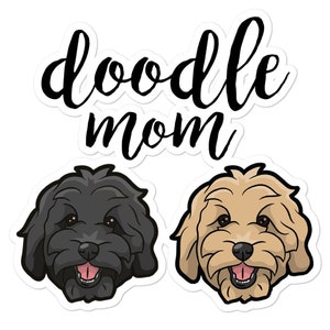 K&ouml;nnte beinhalten: Doodle Mom Text mit zwei Cartoon-Pudelhunden, einem schwarzen und einem hellbraunen.