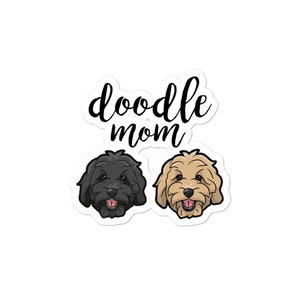 K&ouml;nnte beinhalten: Doodle Mom Text mit zwei Cartoon-Doodle-Hunden, einem schwarzen und einem braunen, mit fr&ouml;hlichen Gesichtsausdr&uuml;cken.