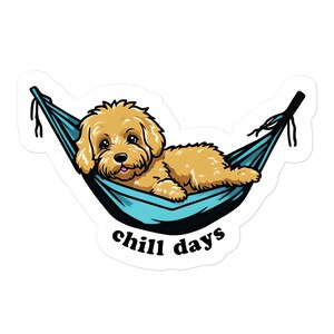 Könnte beinhalten: Ein Aufkleber mit einem Cartoon-Hund, der sich in einer türkisfarbenen Hängematte entspannt. Der Hund hat braunes Fell und lächelt. Die Worte "chill days" stehen in schwarzer Schrift unter der Hängematte.