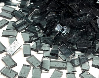 Transparante grijze mozaïektegels van gebrandschilderd glas als randafwerking