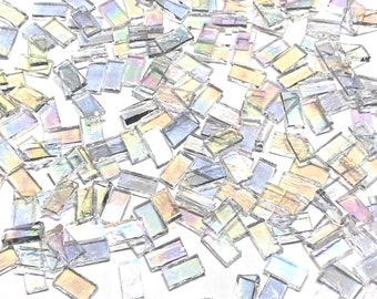 Piccoli pezzi di bordatura in mosaico di vetro colorato iridescente trasparente