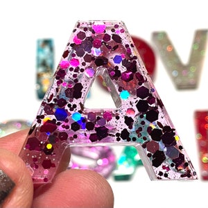 Grandi lettere glitterate in resina