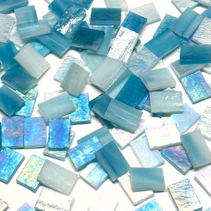 Schillernde blaue Glasmalerei-Mosaikfliesen-Bordüre