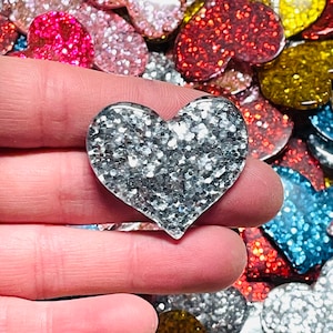 12 Cabochões grandes de resina com glitter em forma de coração
