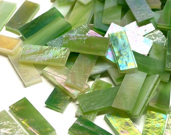 Iriserende groene mozaïektegels van gebrandschilderd glas als randstuk.