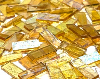 Iriserende amberkleurige mozaïektegels met glas-in-loodrand