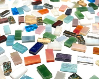 Mix van kleine mozaïektegels van gebrandschilderd glas als randafwerking