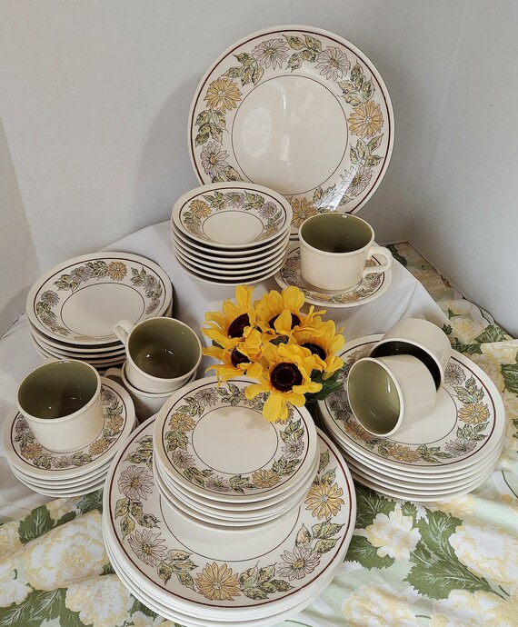 UNIVERSAL Ballerina "Daisy Wreath" dinnerware set for 6