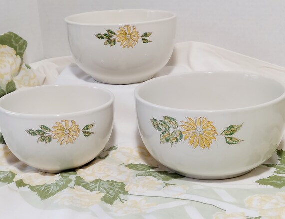 Vintage Nesting Bowls, UNIVERSAL POTTERIES "Ballerina" set of 3