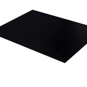 Pu&ograve; includere: Un pezzo rettangolare di feltro artigianale nero.