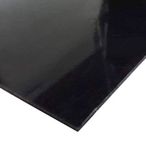 Pu&ograve; includere: Un foglio di gomma nero. Il foglio &egrave; liscio e ha una leggera lucentezza.