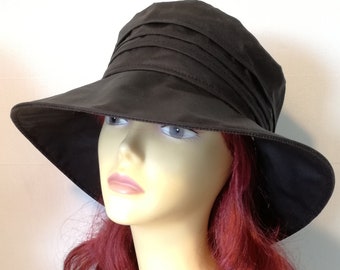 Chapeau de pluie marron à larges bords Martha avec calotte plissée imperméable, chapeau pour femme en coton waxé marron chocolat.