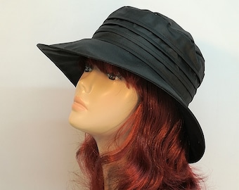 Sombrero de lluvia de ala ancha de color negro. Gorro de lluvia Martha de algodón Wax con pliegues para mujer.