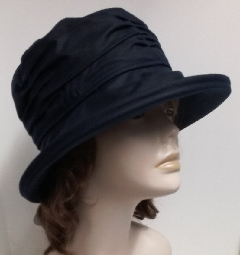 Black rain hat for women Lizzie is a ruched waterproof ladies wax cotton hat. image 4