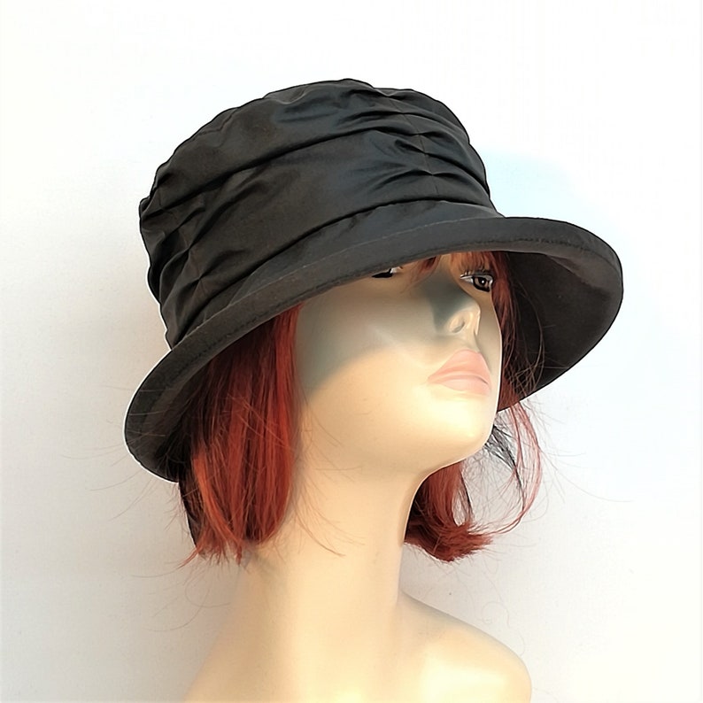 Beliebter Damen Regenhut in sechs Farben, Lizzie geraffter wasserdichter Damen Hut aus Wachs Baumwolle. Bild 6