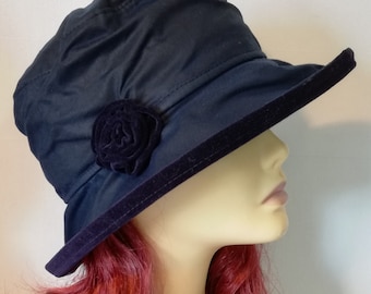 Chapeau de pluie marine en velours et coton wax britannique pour femme orné d'une rose en velours assortie. Chapeau de cire imperméable pour femme.