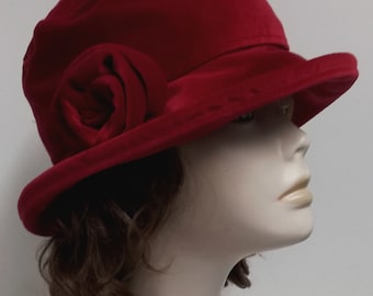 Chapeau Freda en velours rouge bordeaux pour femme. Bonnet d'hiver pour femme avec rose assortie.