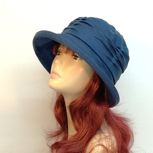 Beliebter Damen Regenhut in sechs Farben, Lizzie geraffter wasserdichter Damen Hut aus Wachs Baumwolle. Bild 1