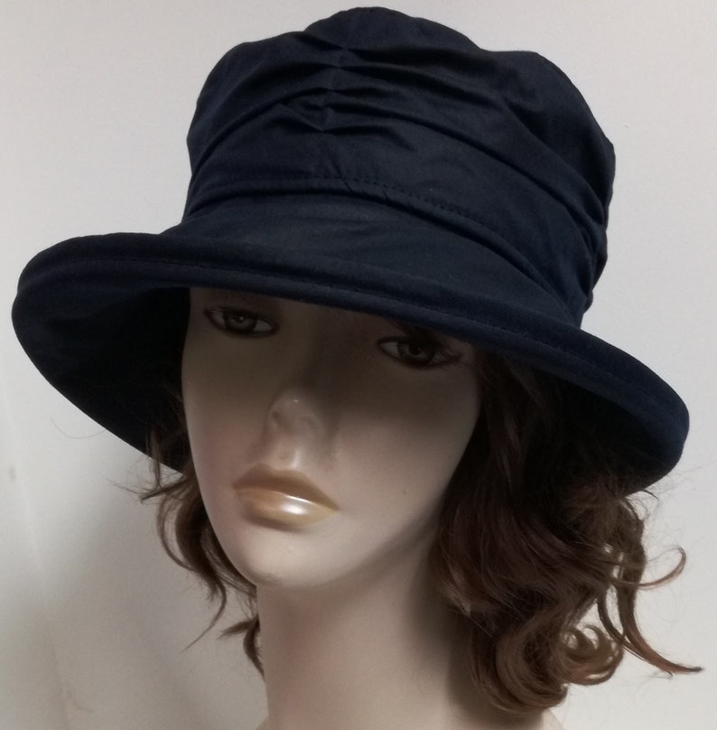 Beliebter Damen Regenhut in sechs Farben, Lizzie geraffter wasserdichter Damen Hut aus Wachs Baumwolle. Bild 4