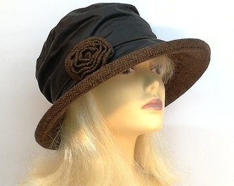 Sombrero de lluvia de tweed marrón: Cloche impermeable de algodón encerado con rosa. Estilo Elizabeth.