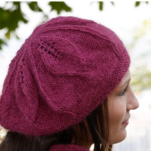 Puede incluir: Boina burdeos tejida con un diseño texturizado. El sombrero está hecho de un material suave y cálido y tiene una forma clásica. Un accesorio elegante para el clima más fresco.