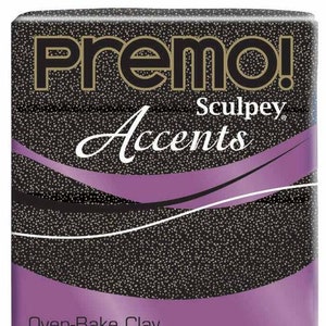 Puede incluir: Un paquete de arcilla para hornear Premo! Sculpey Accents de color negro. El paquete tiene un diseño morado y negro con el texto "Oven-Bake Clay, Pâte à Modeler, Pasta para Hornear, 2 oz (57g)".