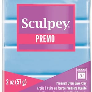 Może przedstawiać: Blok modeliny do pieczenia Sculpey Premo o wadze 57 gram. Modelina jest jasnoniebieska i zapakowana w plastikowe opakowanie z logo Sculpey i napisem "Premium Oven-Bake Clay".