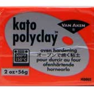 以下が含まれることがあります： 鮮やかなオレンジ色のKato PolyClayのパッケージ。 パッケージにはブランド名と製品の詳細が表示されており、150℃でのオーブン硬化の指示と56gの重量が含まれています。