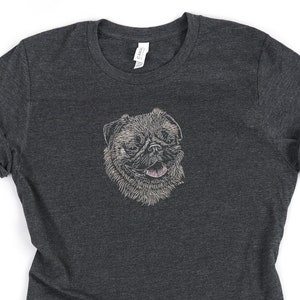 Puede incluir: Una camiseta gris oscuro con un dibujo blanco de un rostro de carlino en la parte delantera.