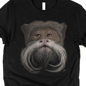 Puede incluir: Camiseta negra con un gráfico de un mono con una larga barba blanca. El mono está mirando directamente al espectador.