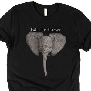 Op de afbeelding: Zwart T-shirt met een afbeelding van een olifantenkop en de tekst "Extinct is Forever".