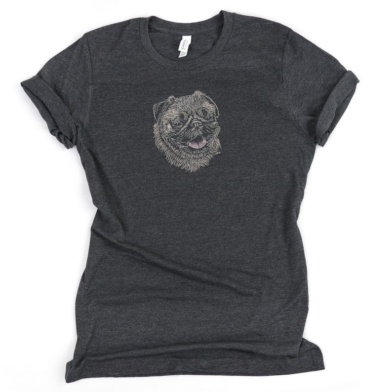 Puede incluir: Una camiseta gris oscuro con un dibujo blanco de un rostro de carlino en la parte delantera.