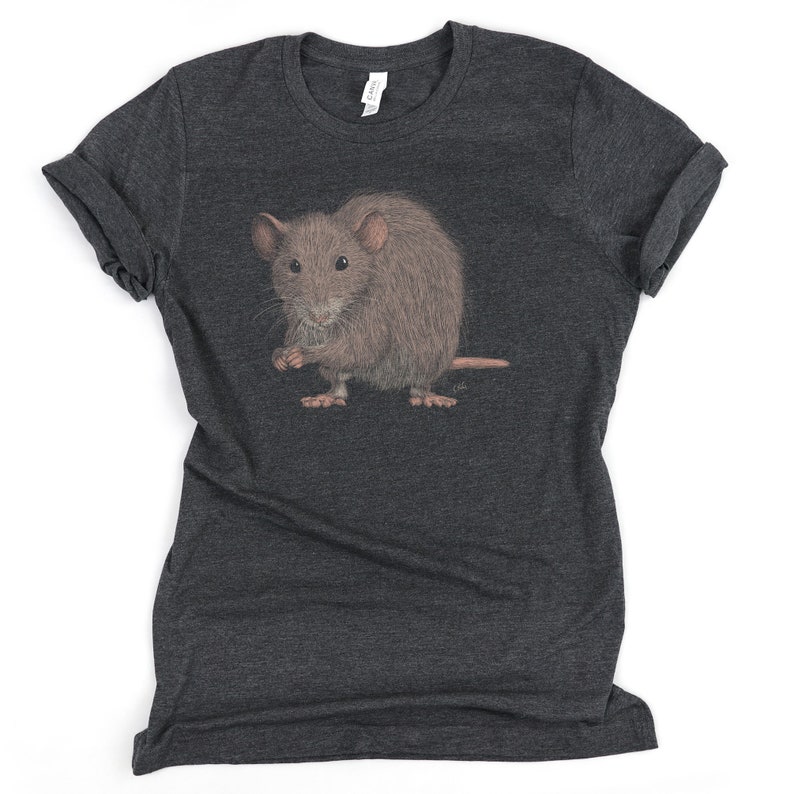 Pode incluir: Uma camiseta cinza escura mesclada com uma ilustra&ccedil;&atilde;o realista de um rato marrom. O rato est&aacute; em p&eacute; sobre suas quatro patas e tem uma express&atilde;o ligeiramente surpresa.