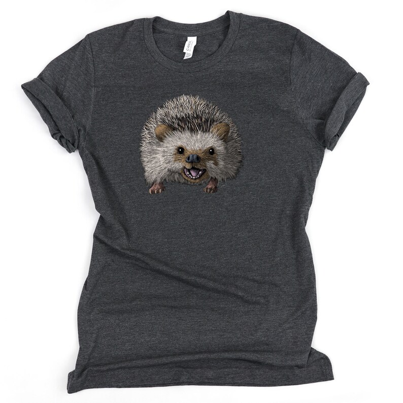 Peut inclure: Un t-shirt gris fonc&eacute; chin&eacute; avec une illustration mignonne d'un h&eacute;risson avec un sourire narquois.