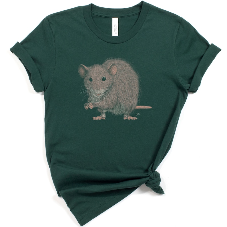 Pode incluir: Uma camiseta verde escura com uma ilustra&ccedil;&atilde;o realista de um rato castanho. O rato est&aacute; em p&eacute; sobre suas quatro patas e olhando para a esquerda.
