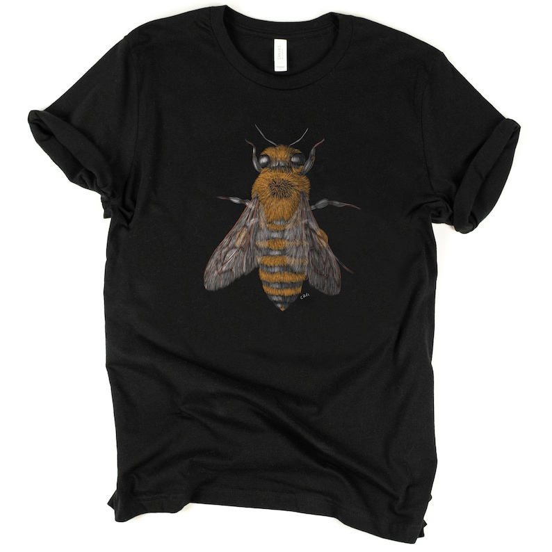 Może przedstawiać: Czarny T-shirt z szczeg&oacute;łową ilustracją pszczoły w odcieniach brązu i ż&oacute;łci.